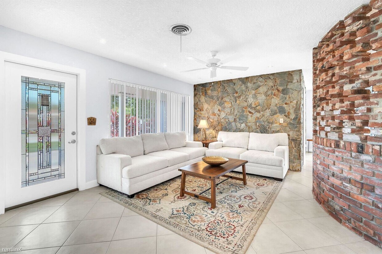 Foto principal - 3 br, 2 bath House - 2230 NE 62nd St
