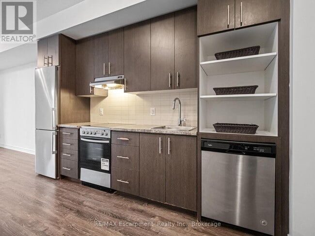 Building Photo - 10 Esplanade Ln