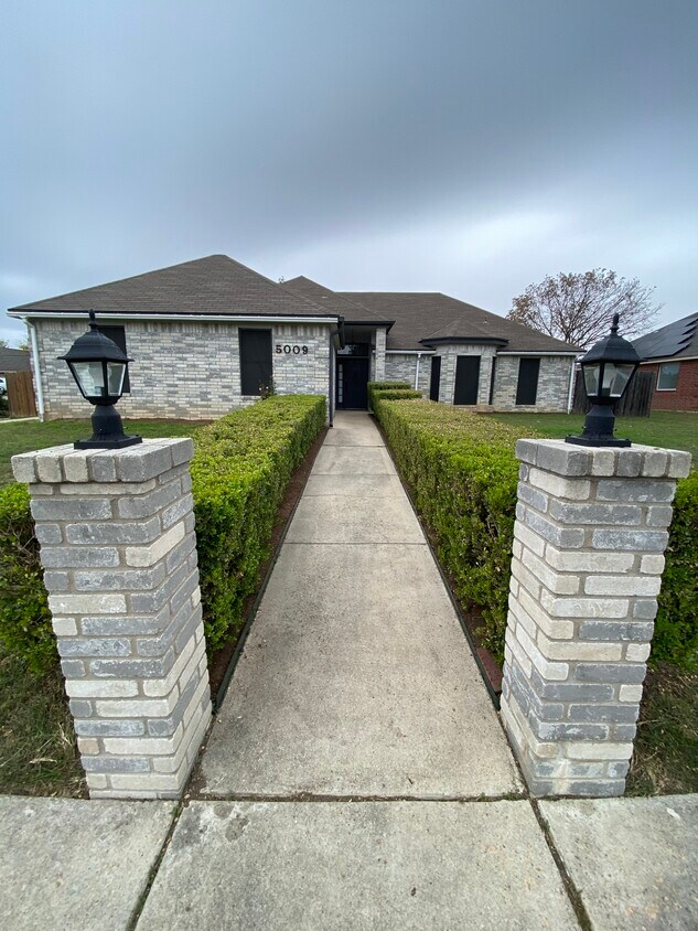 Foto principal - 5009 Chad Dr