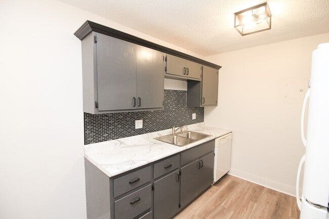 Foto del edificio - Renovated 2 Bed 1 Bath Apartment