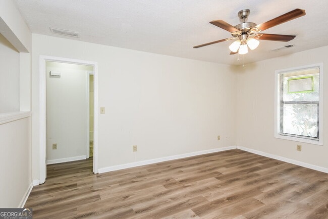 Building Photo - 320 Freeport Dr