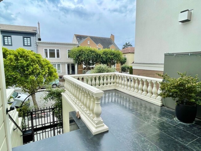 Building Photo - STUNNING 5BR/3.5BA Presidio Heights Home! ...