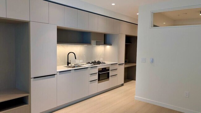 Photo du bâtiment - Stylish and smart 1Bed at The Hue Port Moody