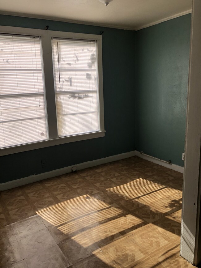 Building Photo - 250 E. 68th St