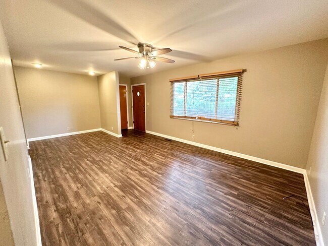Building Photo - 1041 Glenmoor Dr