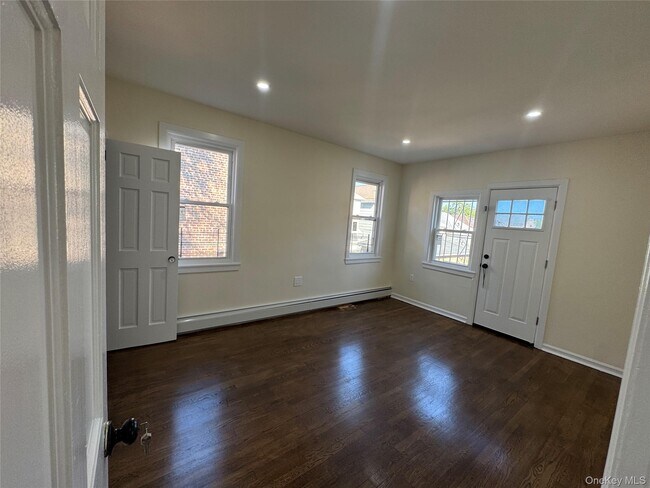 Building Photo - 1054 Lydig Ave