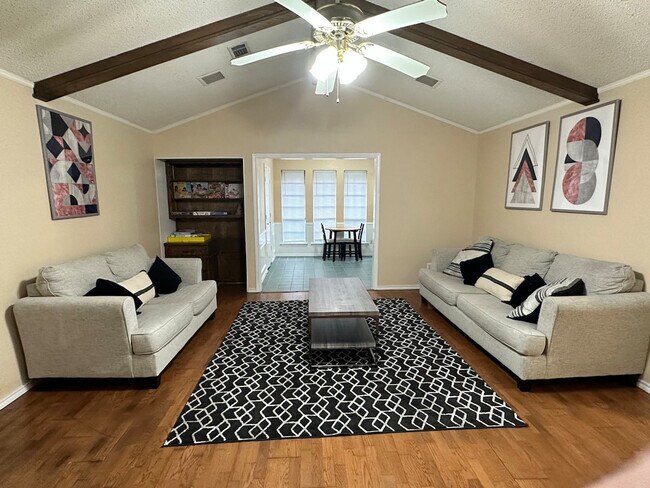 Foto del edificio - 4821 S Country Club Rd