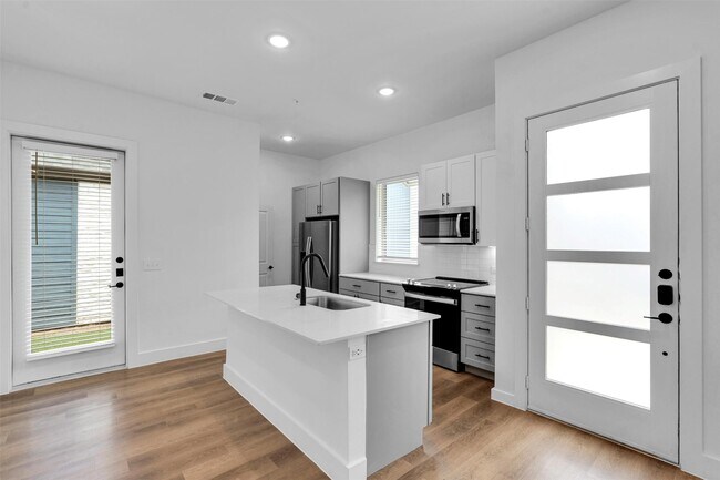 Building Photo - 1438B Forward Dr