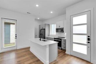 Building Photo - 1322B Goalie Dr