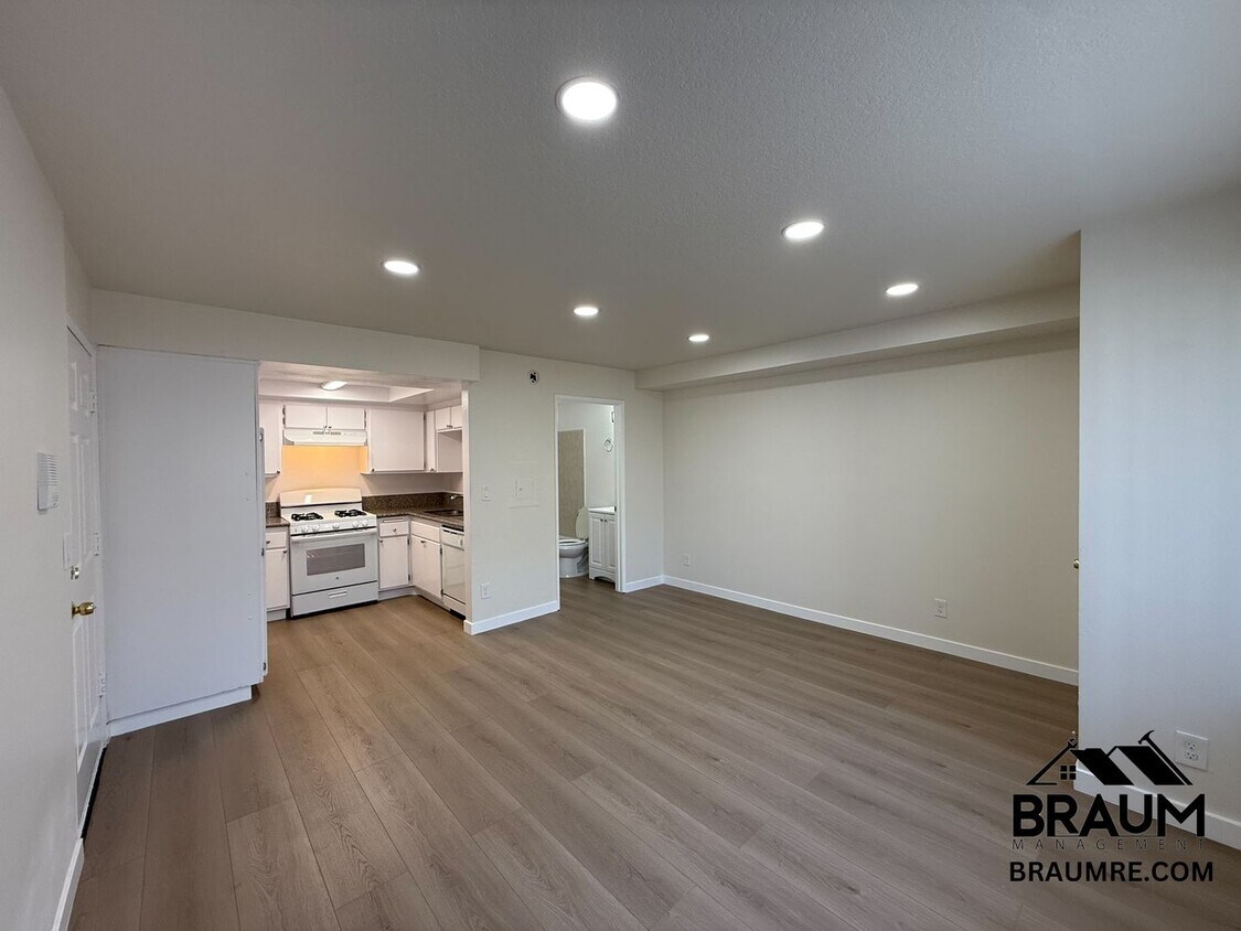 Foto principal - 5245 Riverton Ave