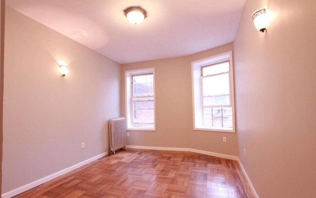 Building Photo - 662 E 21st St