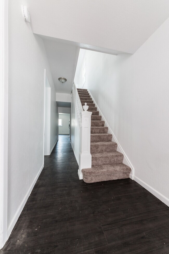 Building Photo - AVAILABLE MAY 2026  - Great Location 3+ Bedrooms, Mins from Downtown/Southside