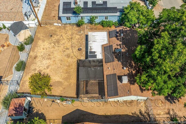 Building Photo - Charming 2 Bed/1 Bath Home + Bonus Room Ho...