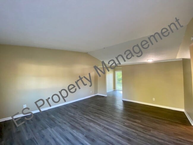 Building Photo - 3 Bedroom 1 Bathroom Ranch Style Home in Perry Township!