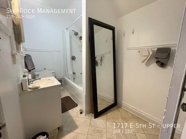 Foto del edificio - 1717 E 5th St