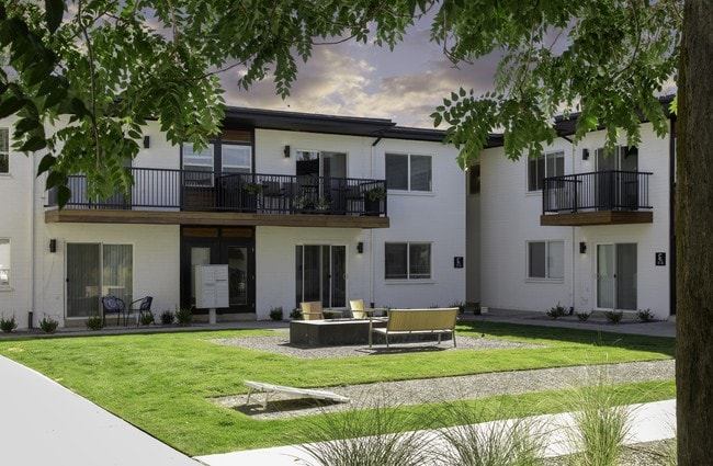 Building Photo - Joshua Tree