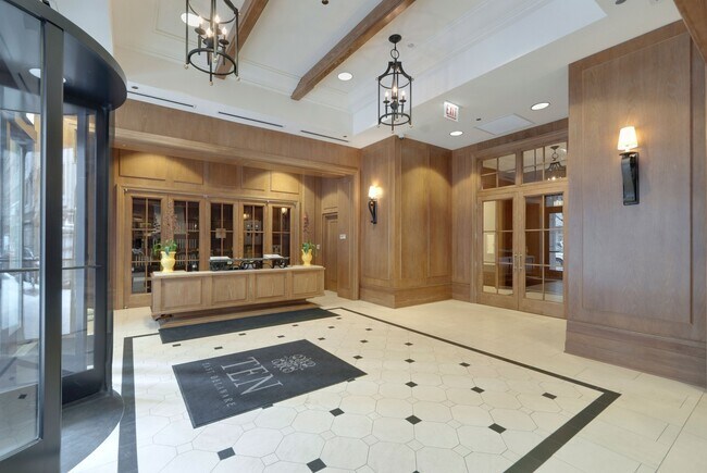 Building Photo - 10 E Delaware Pl