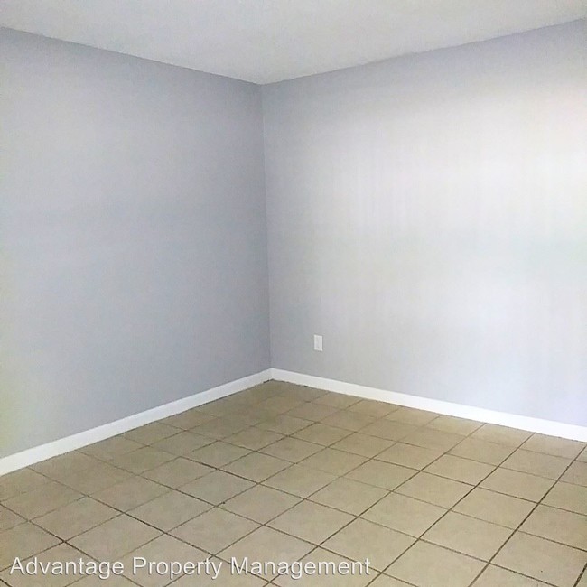 Building Photo - 3 br, 1.5 bath House - 3122 Spring Hill Dr.
