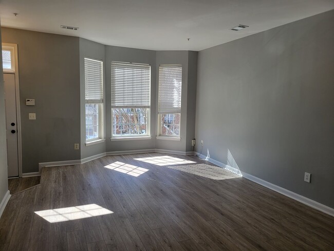 Building Photo - Charming 2 BR/2.5 BA Townhome in Annapolis!