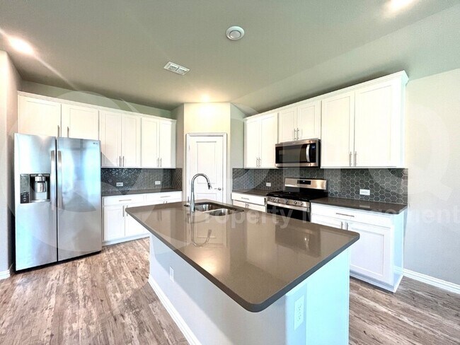 Building Photo - 516 Taylor Dr