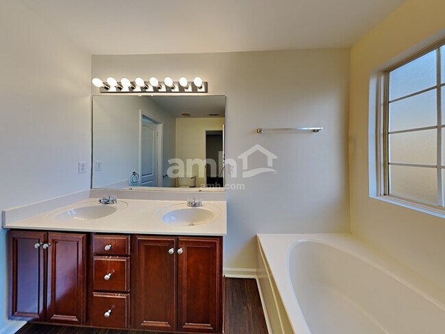 Building Photo - 2936 Greentree Dr