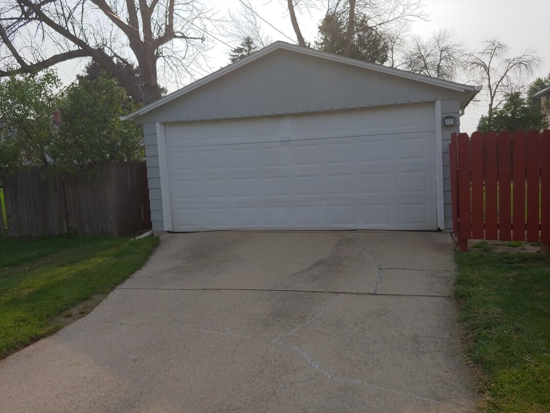 639 E Cecil St, Neenah, WI 54956 House Rental in Neenah, WI