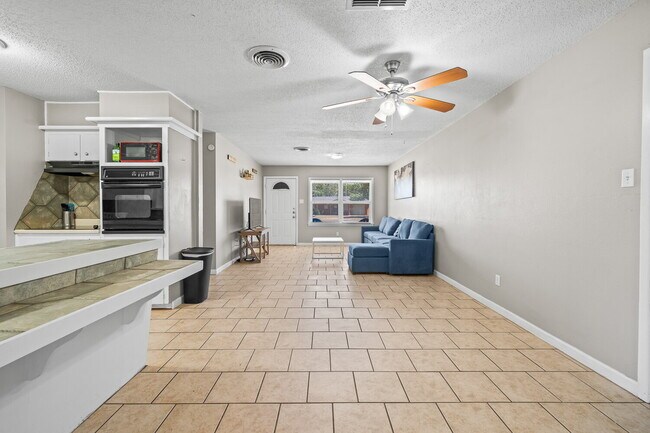 Foto del edificio - Charming 3/2/1 with Large Backyard