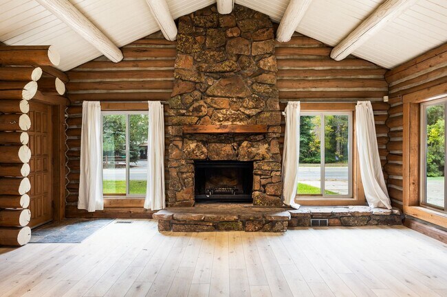 Foto del edificio - Updated Log Cabin in Park City — Modern Co...