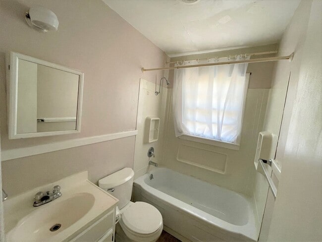 Foto del edificio - 2 bedroom unit across street from KSU Camp...