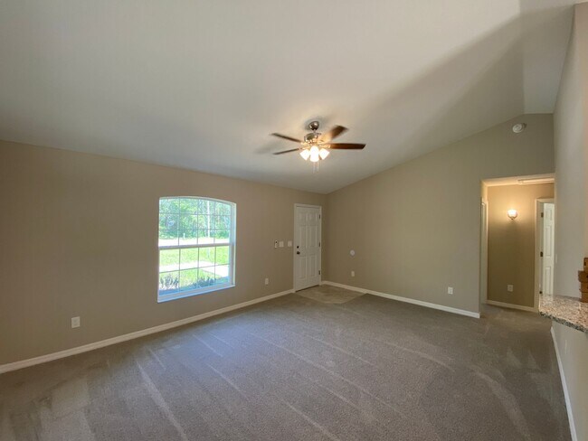 Building Photo - Desirable SW Ocala Neighborhood- 3/2/2 **W...