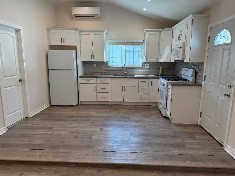 Primary Photo - 22850 Erwin St