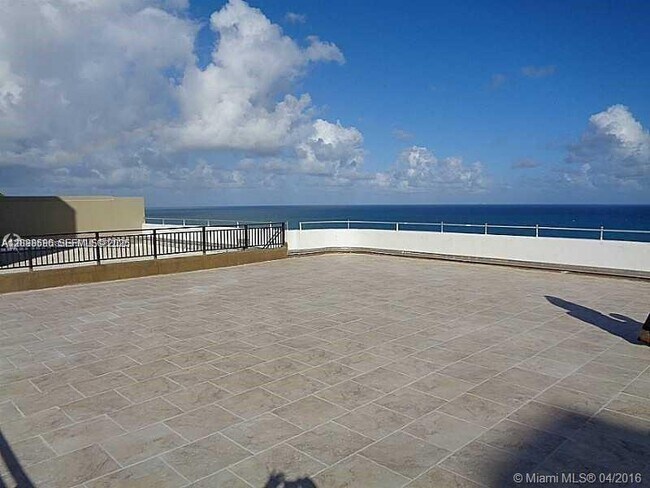Foto del edificio - 5555 Collins Ave