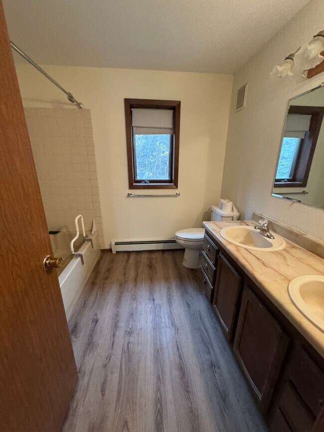 Foto del edificio - 5 Bedroom, 3 Bathroom, 2 Car Garage in North Pole - FUEL INCLUDED!
