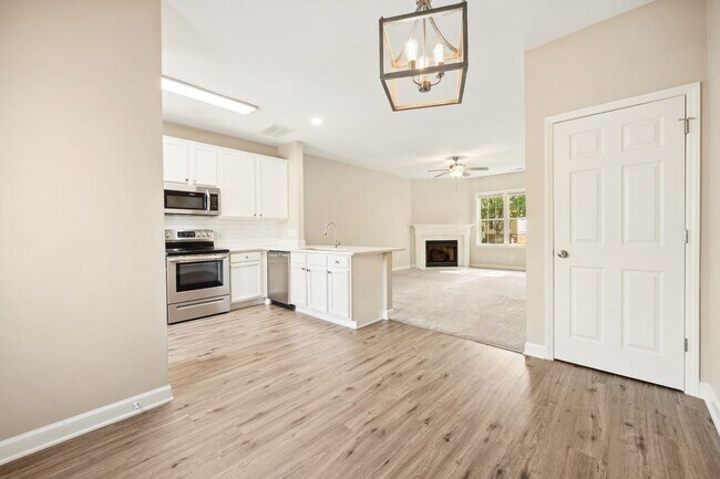 Building Photo - Renovated 2 bed 2.5 bath townhome in Holly...