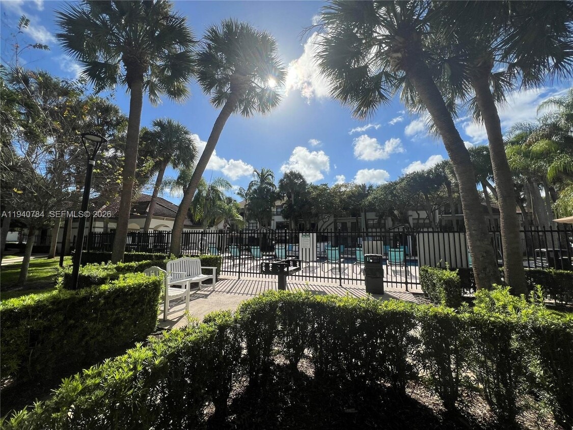 Foto del edificio - 550 S Park Rd