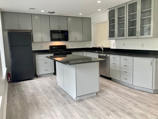 Granite, storage, etc. all new! - 658 15th St S Apartment