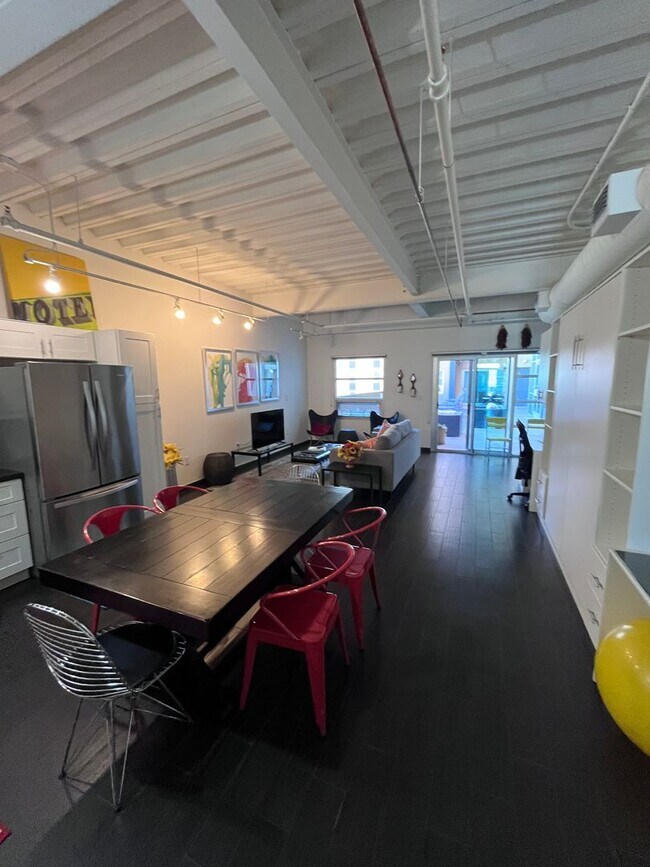 Building Photo - WOWZER Beautiful 1 bedroom Condo