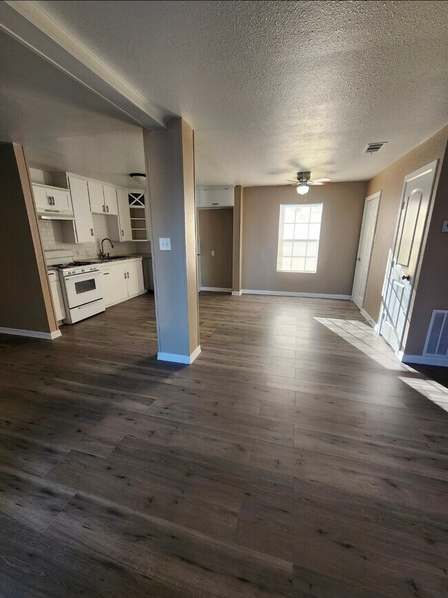 Building Photo - Move in ready!