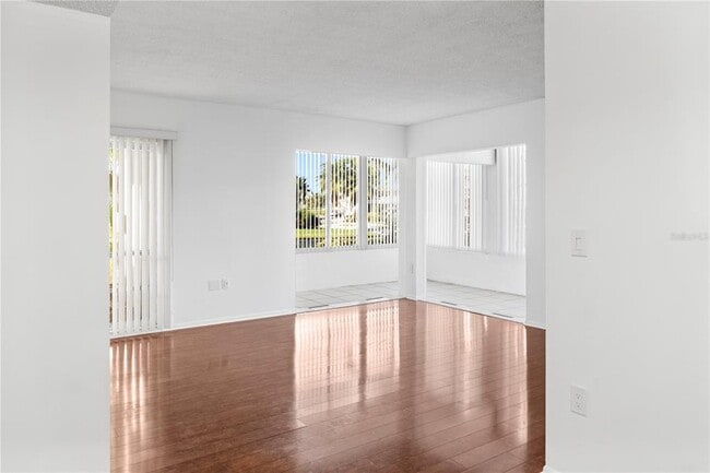 Foto del edificio - 7304 W Country Club Dr N