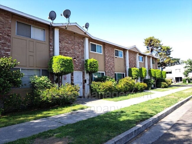 Building Photo - 718 E Hedges Ave