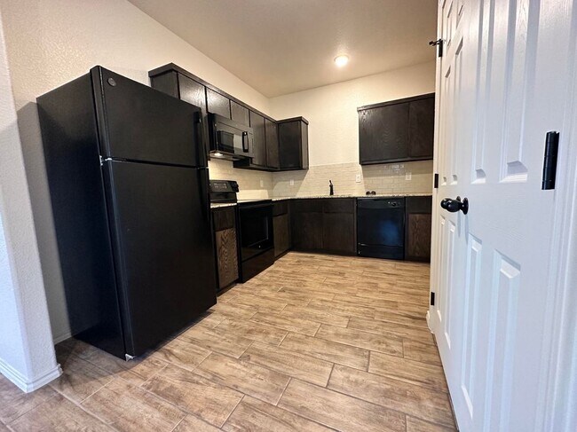 Building Photo - 2425 Alterman Dr