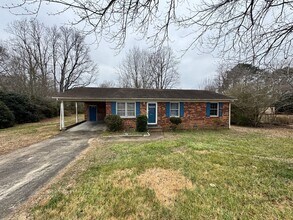 Building Photo - 2116 Fernwood Dr