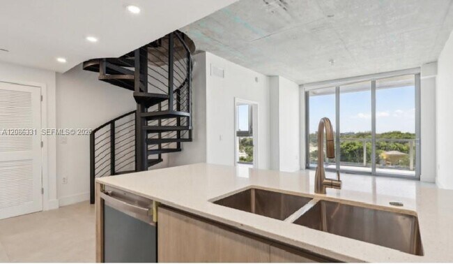 Foto del edificio - 13800 Highland Dr