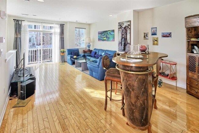 Foto del edificio - 329 Midland Ct