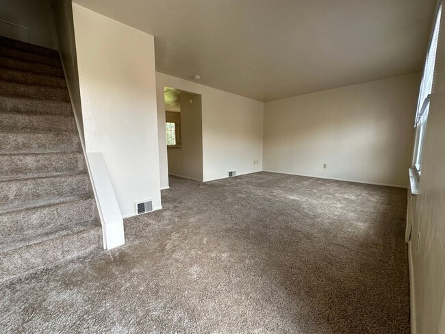 Building Photo - Townhouse in Plum with a Huge Master Bedro...
