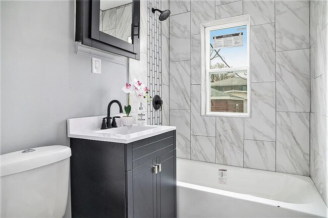 Foto del edificio - Rehabbed Home Im West Glen Park