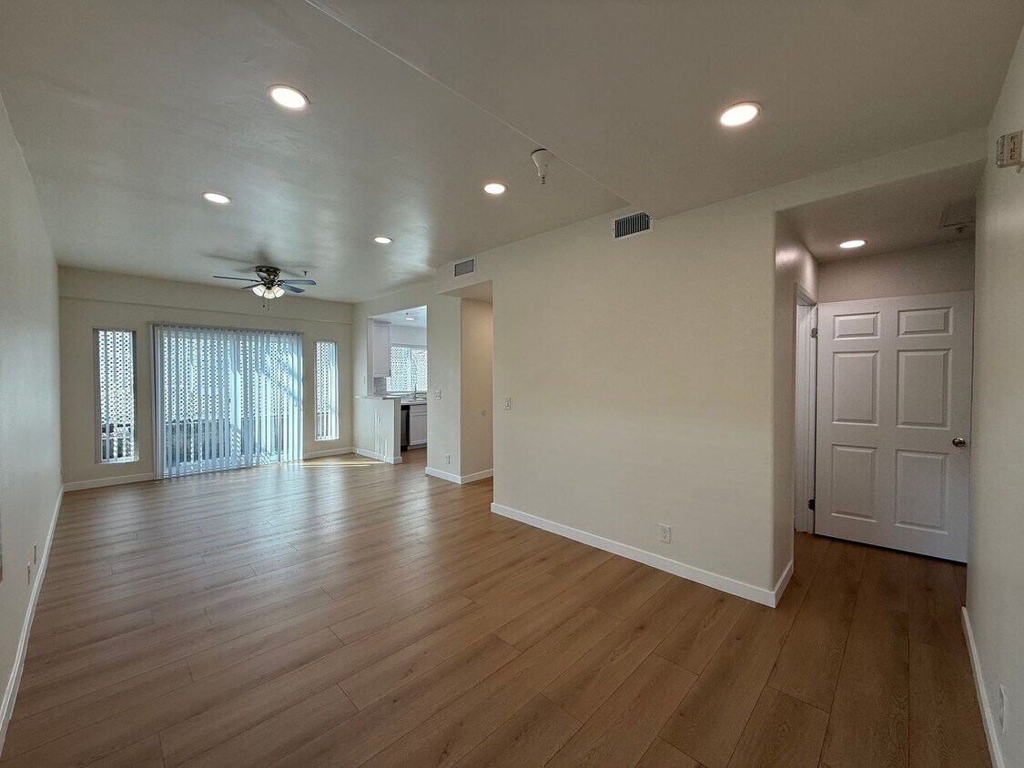 Foto principal - 11035 Moorpark St