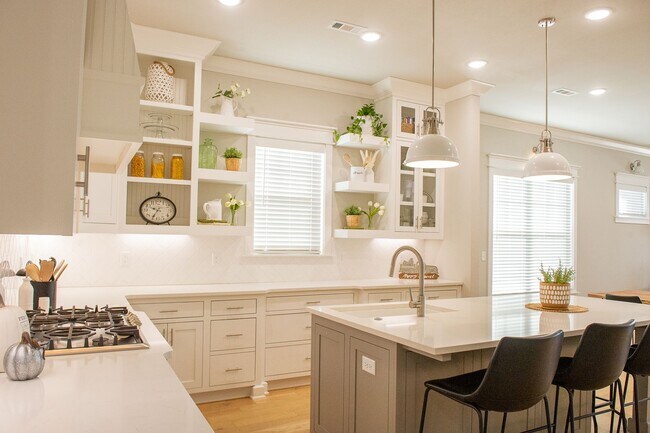 Foto del edificio - Beautiful newer cottage style home located in the middle of NWA.