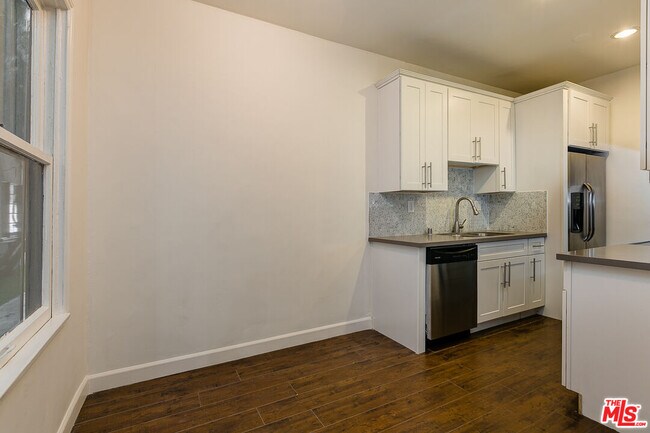 Foto del edificio - 7229 Willoughby Ave