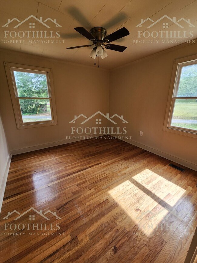 Building Photo - Beautiful 3 Bedroom Home on a Large Lot!